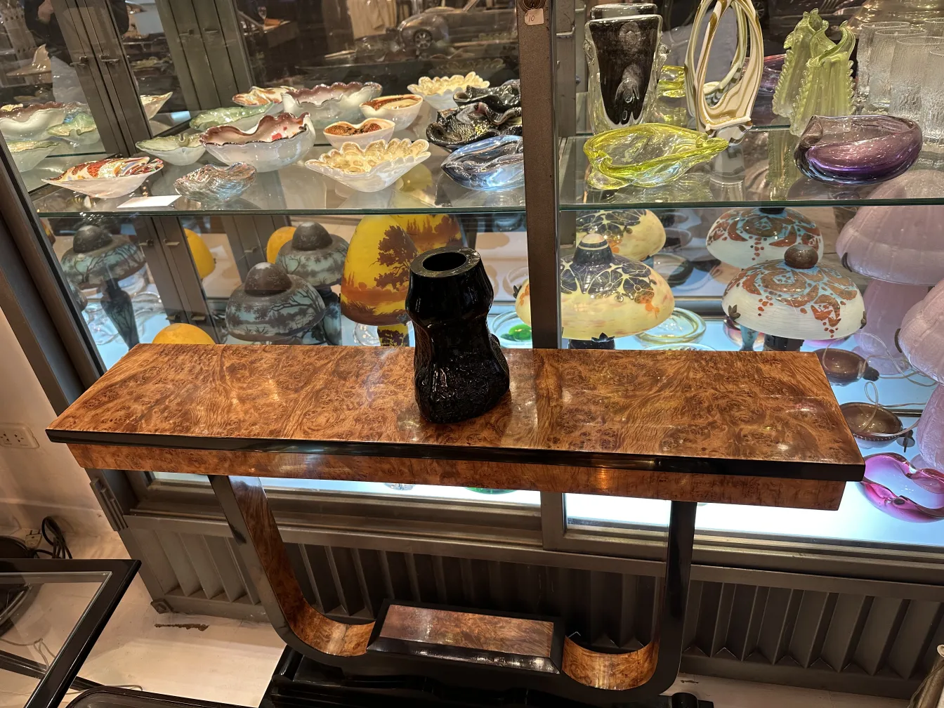 Vidrio firmado antiguo en un entorno de antigüedades diversas. Mesa de diseño.