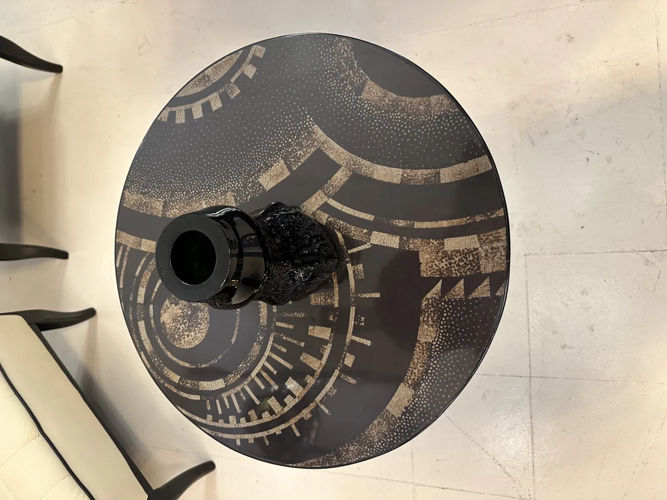 signiertes Glas mit einem dunklen dekorativen Design und Mustern