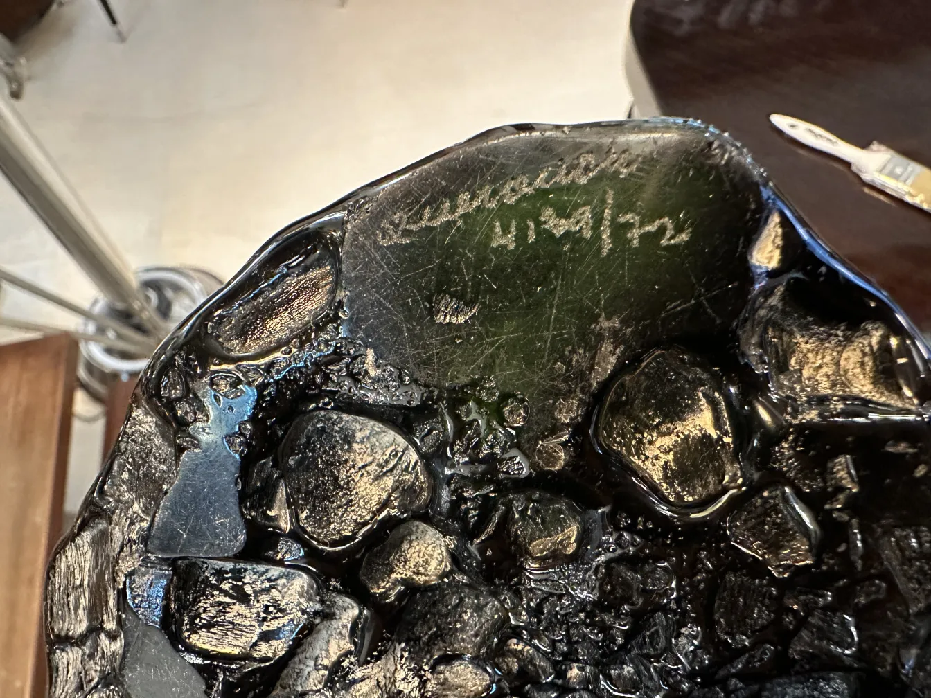 Verre signé avec une texture unique et des détails visibles en noir.