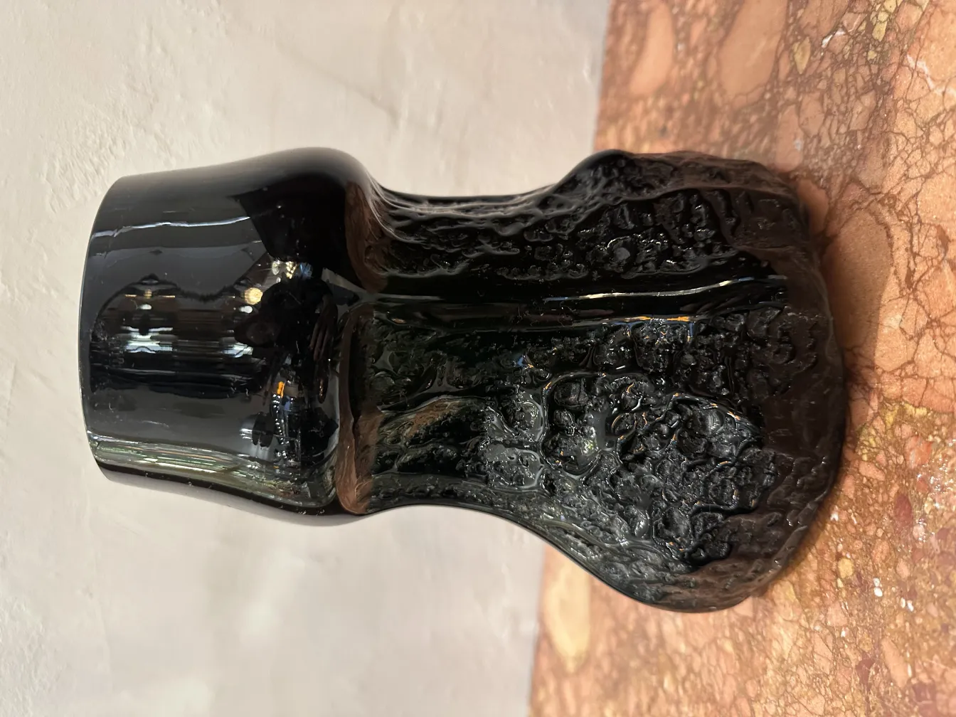 vase decorativo in vetro nero testurizzato antico