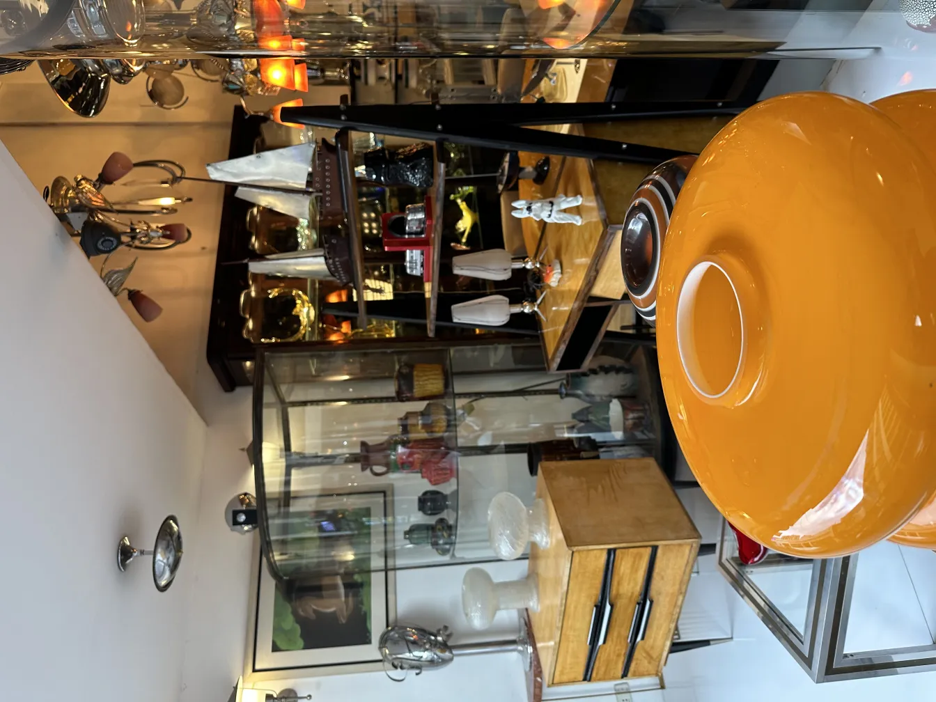 店内展示的古董签名玻璃