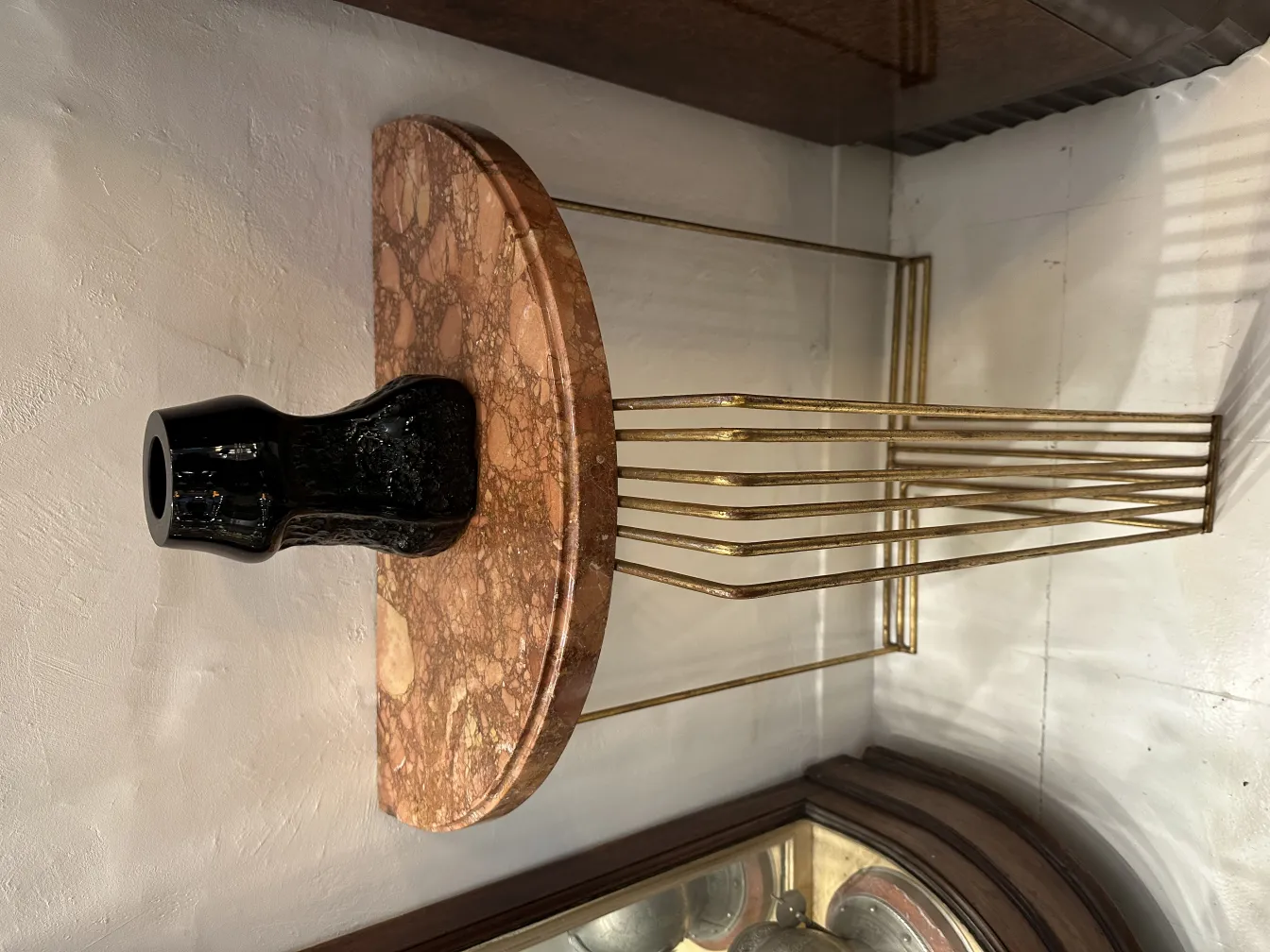 Signiertes Glas, präsentiert auf einer eleganten goldenen Basis, die einen anspruchsvollen Look bietet.