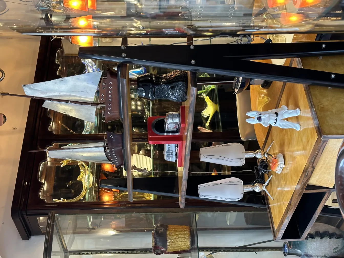 Vetro firmato antico con decorazioni uniche e oggetti sullo sfondo.