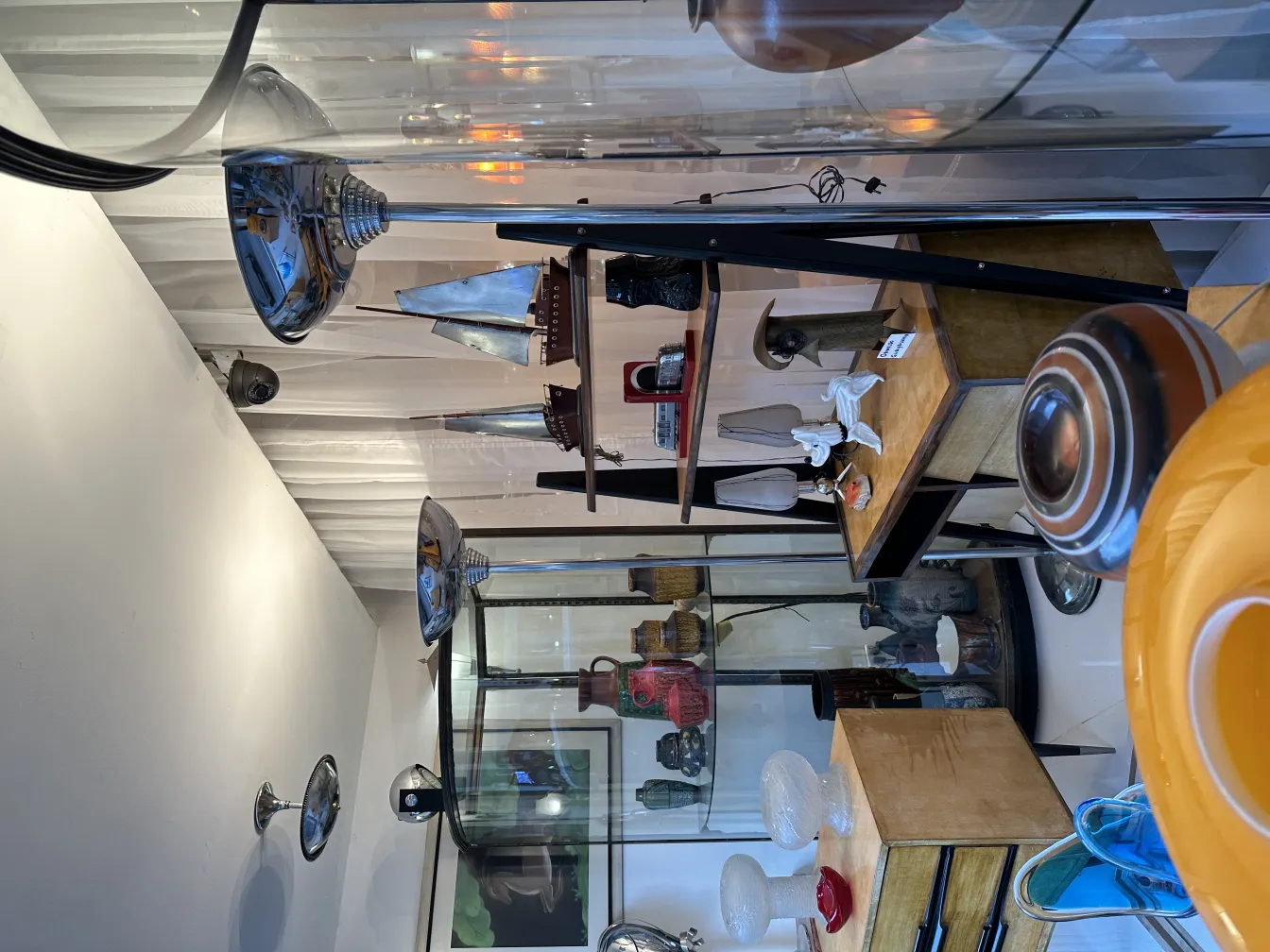 Vidrio firmado decorativo en una vitrina antigua, rodeado de otras antigüedades.