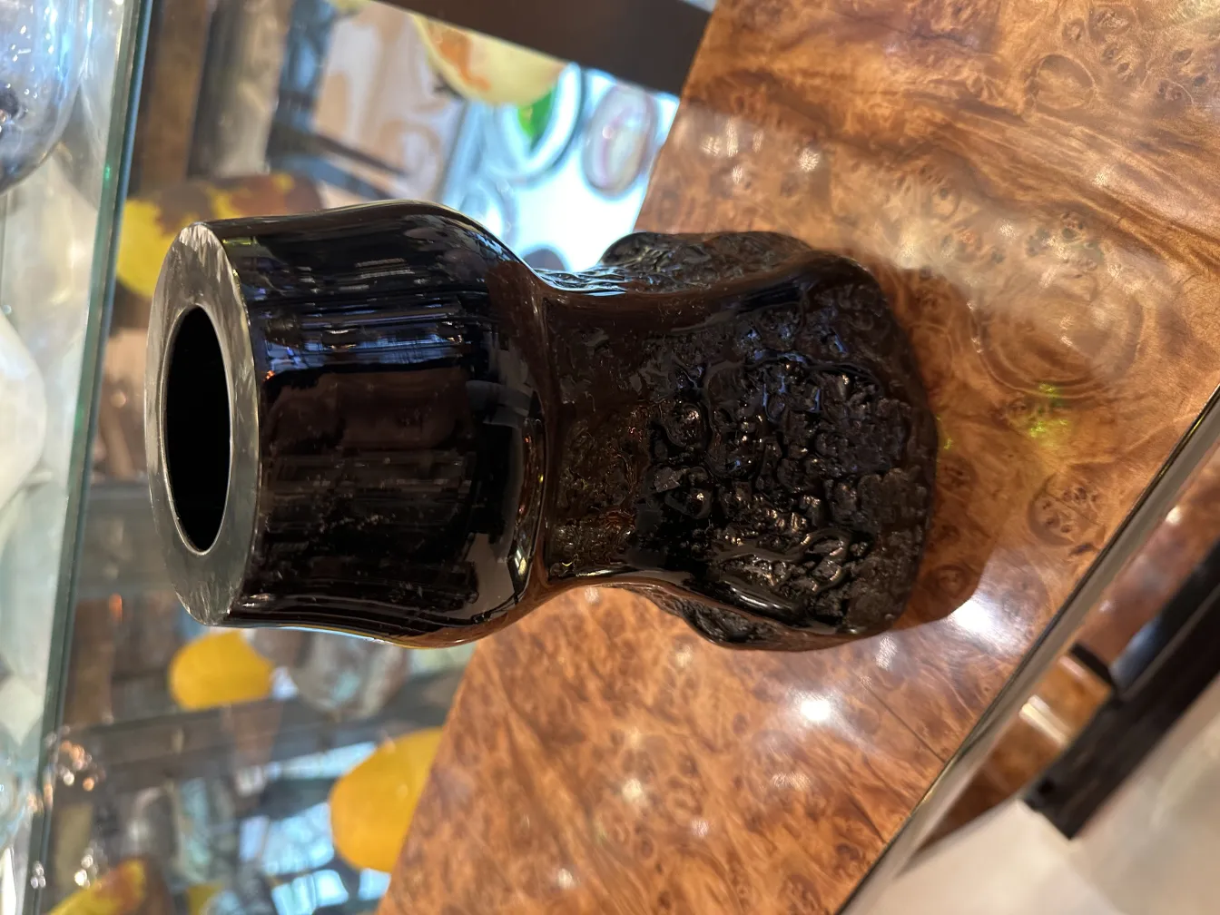 antike Vase aus signiertem Glas, dekoratives und elegantes Aussehen