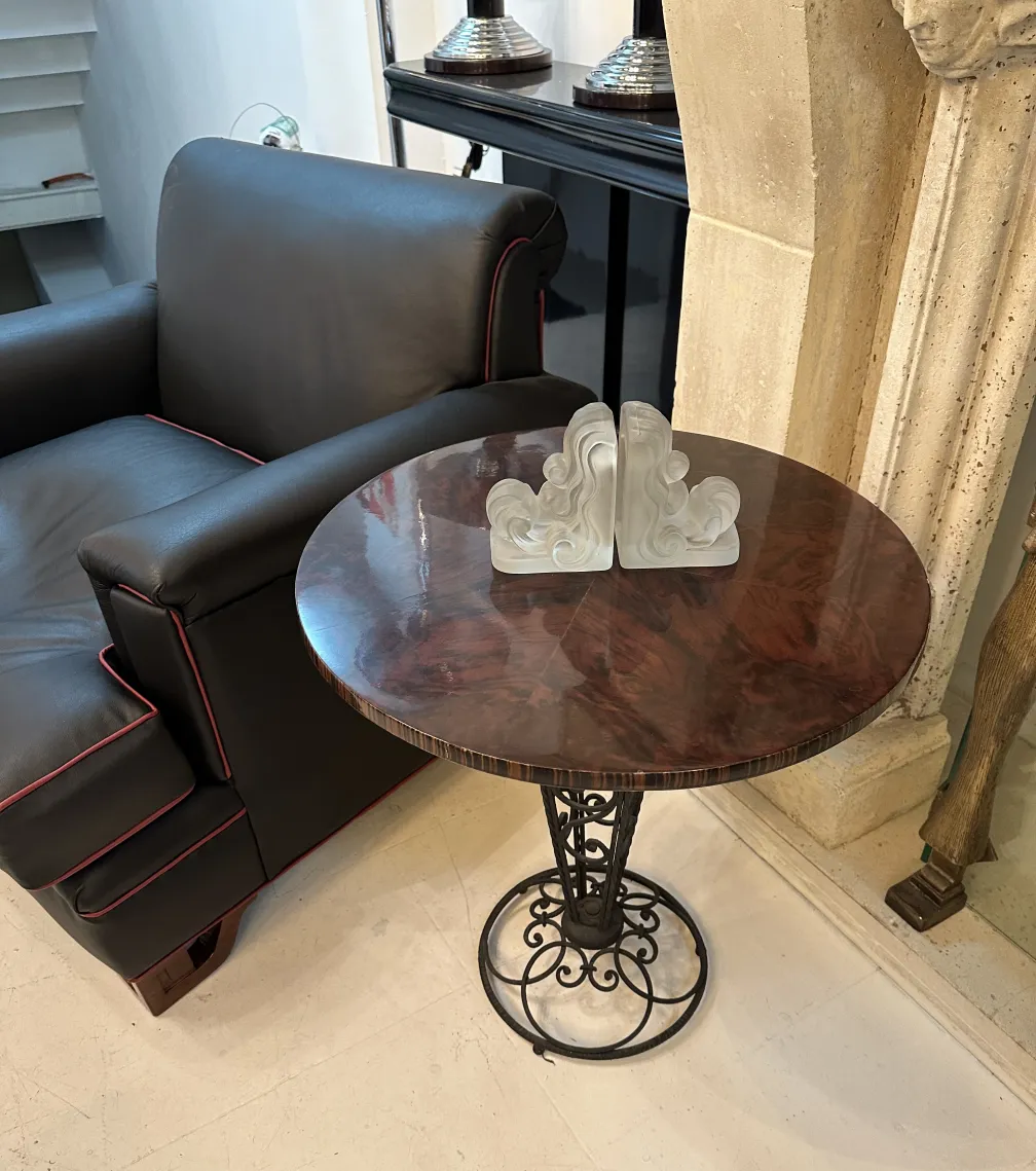 Verre signé décoratif sur une table à côté d'un canapé