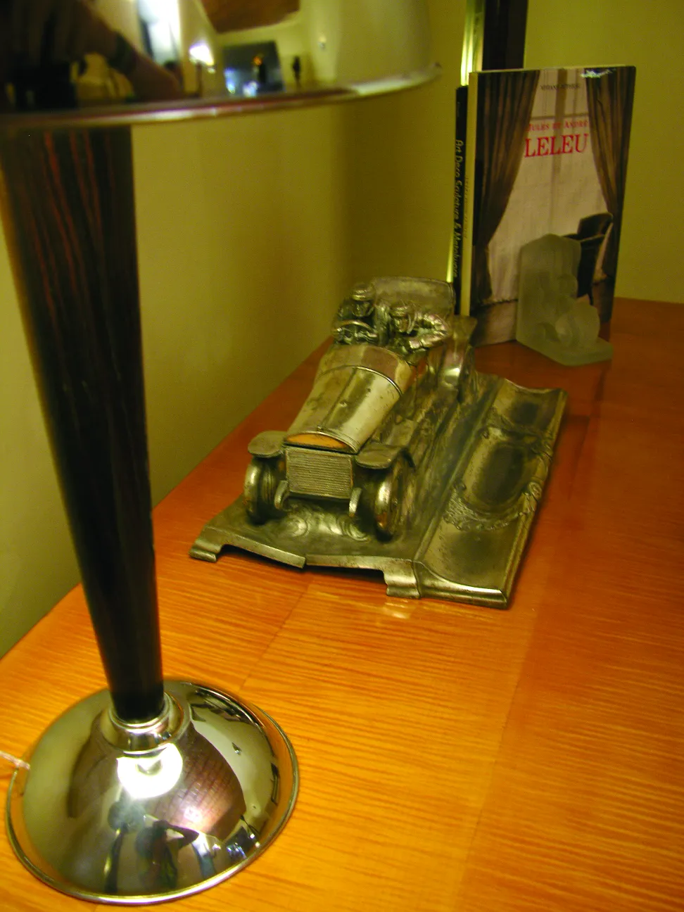 vidro assinado antigo com base decorativa em metal