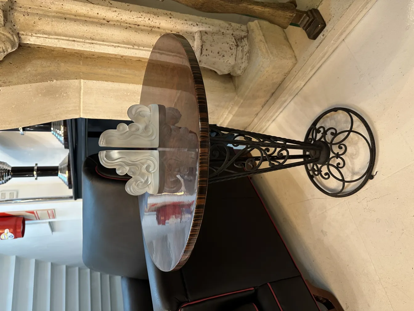 table décorative avec verre signé et base en métal dans un cadre moderne