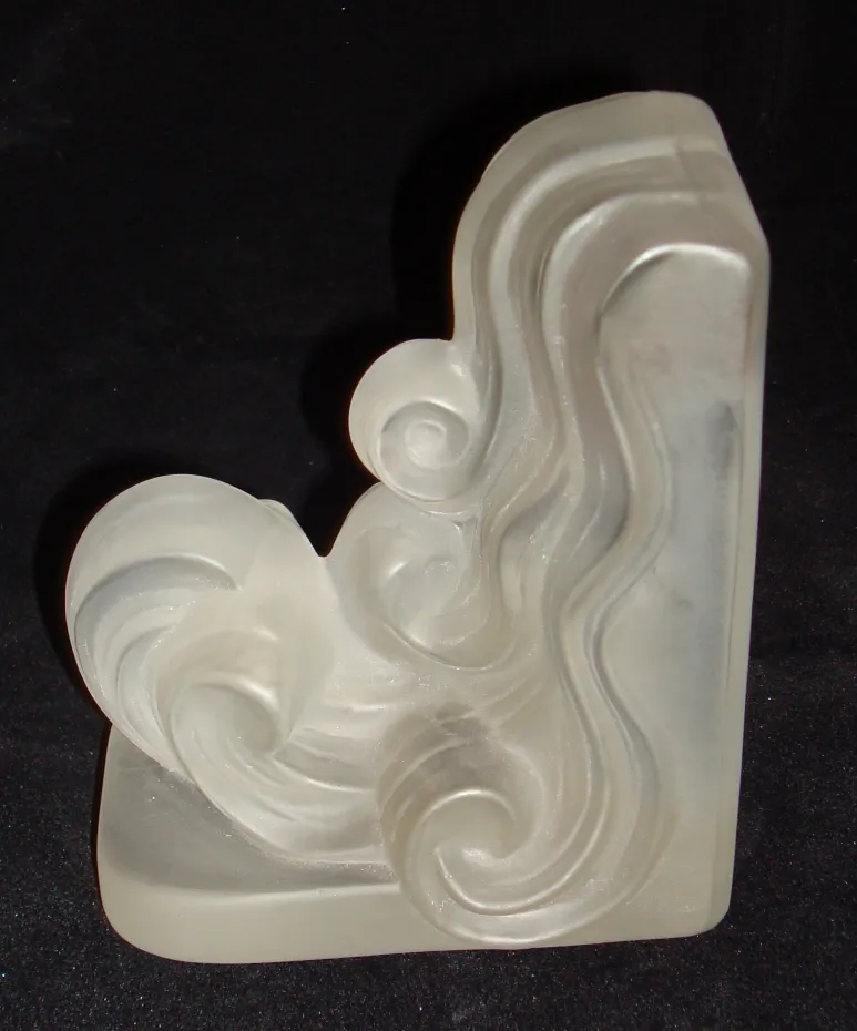 Sculpture en verre signé avec un design fluide, style ancien.