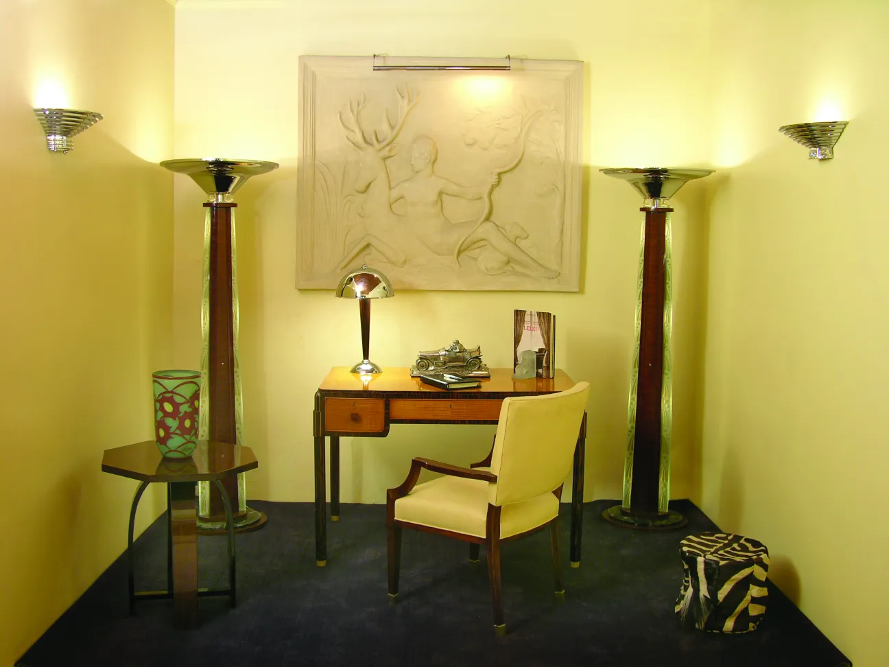 Vidro assinado em um ambiente elegante de antiguidade.