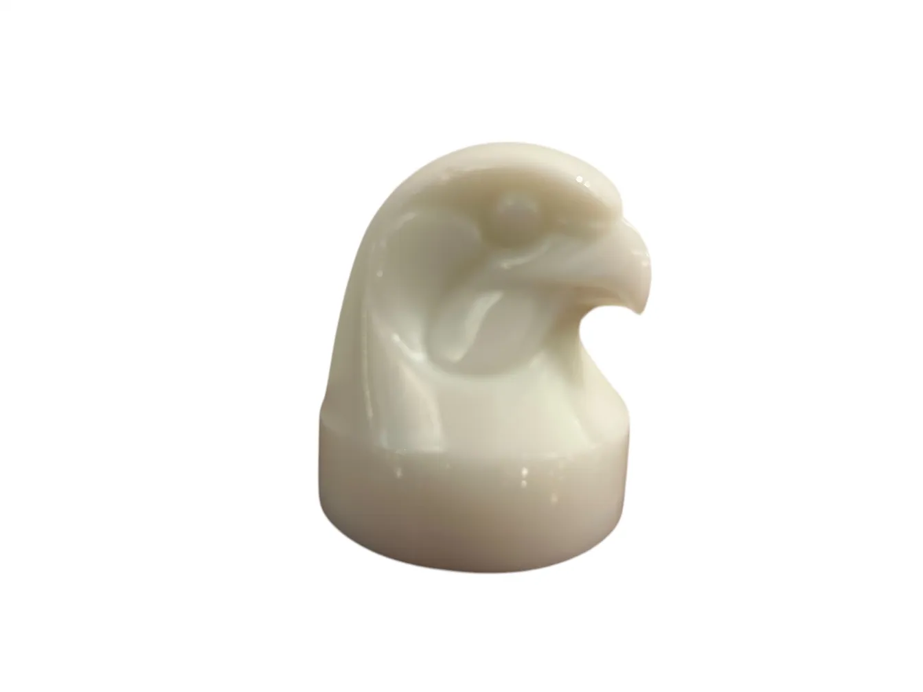 signiertes glas in Form eines adlers in antikem Umfeld