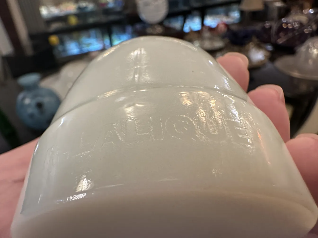 Vetro firmato antico con iscrizione di Lalique, circondato da oggetti d'antiquariato.