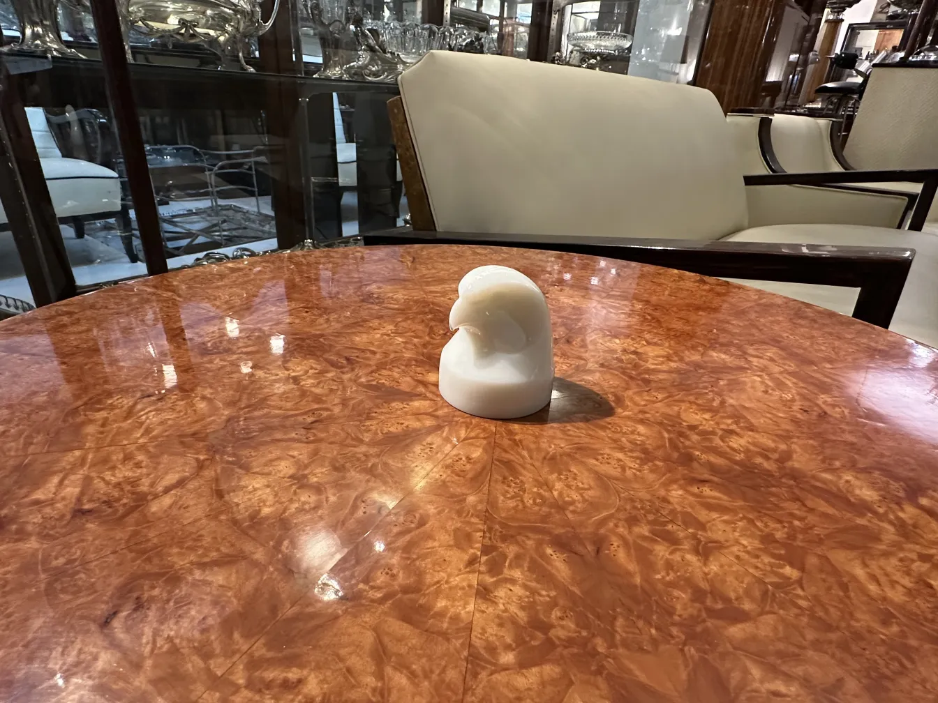 Figure en verre signé sur une table en bois classique