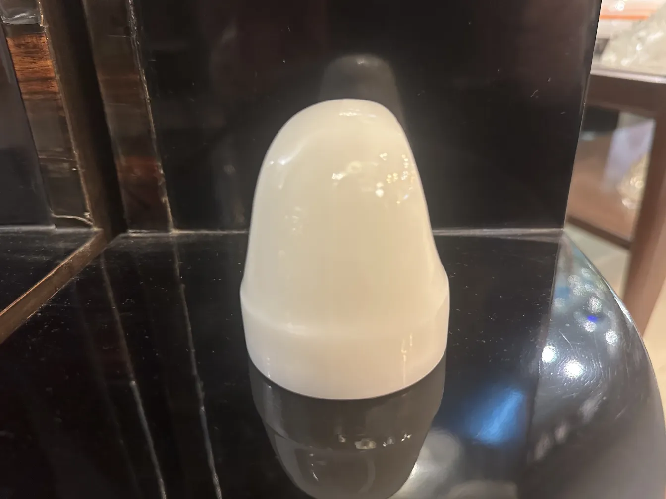 Vidrio firmado con diseño elegante, ambiente antiguo