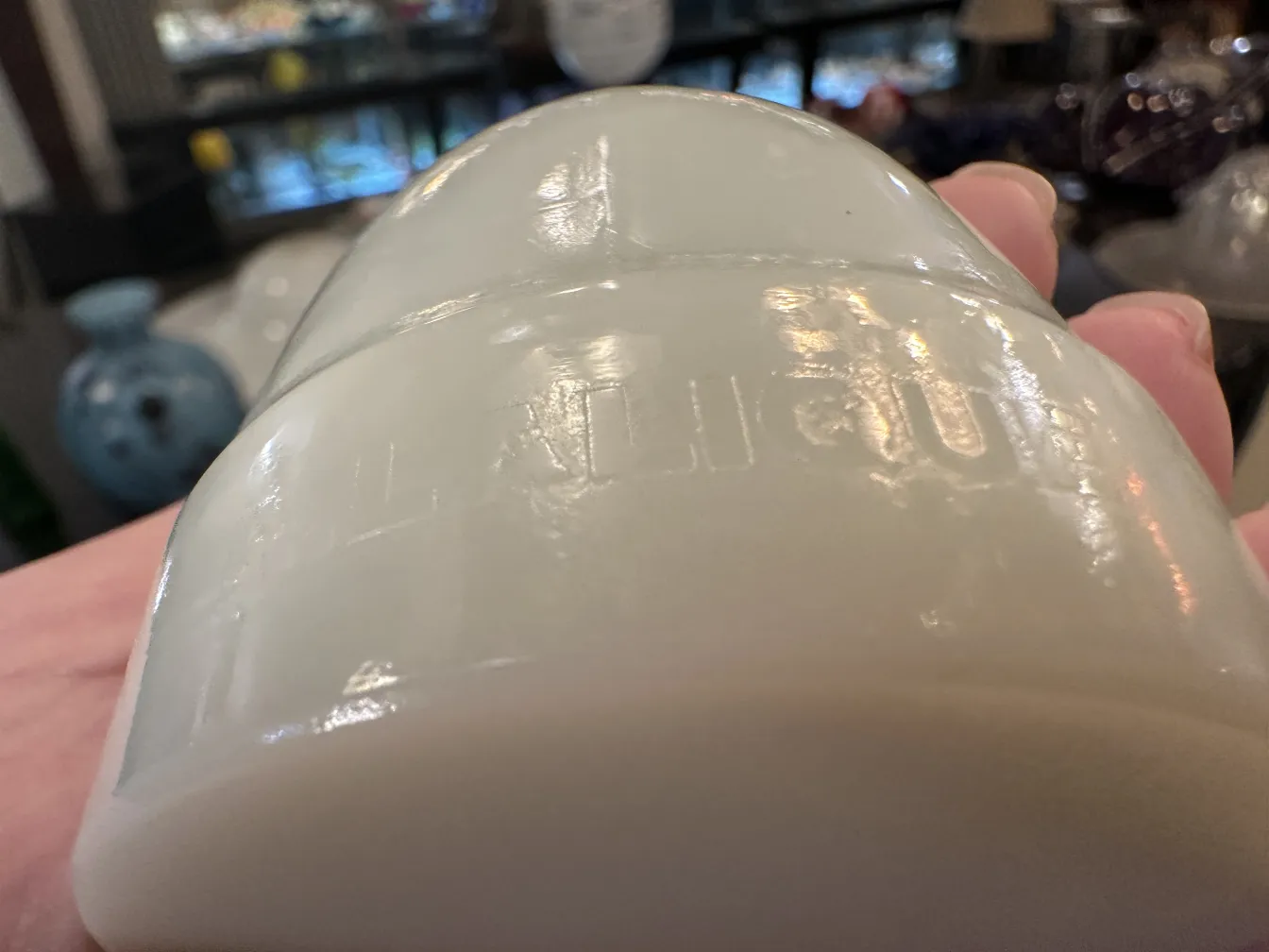 Vetro firmato con dettagli unici in un ambiente antico.