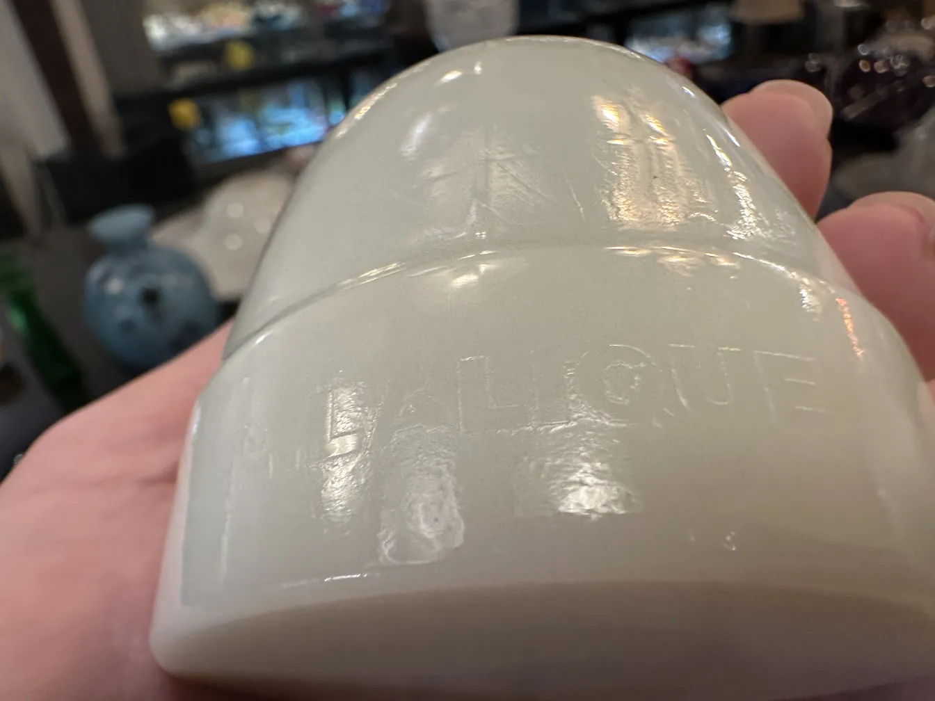 Verre signé antique avec forme spéciale et détails visibles