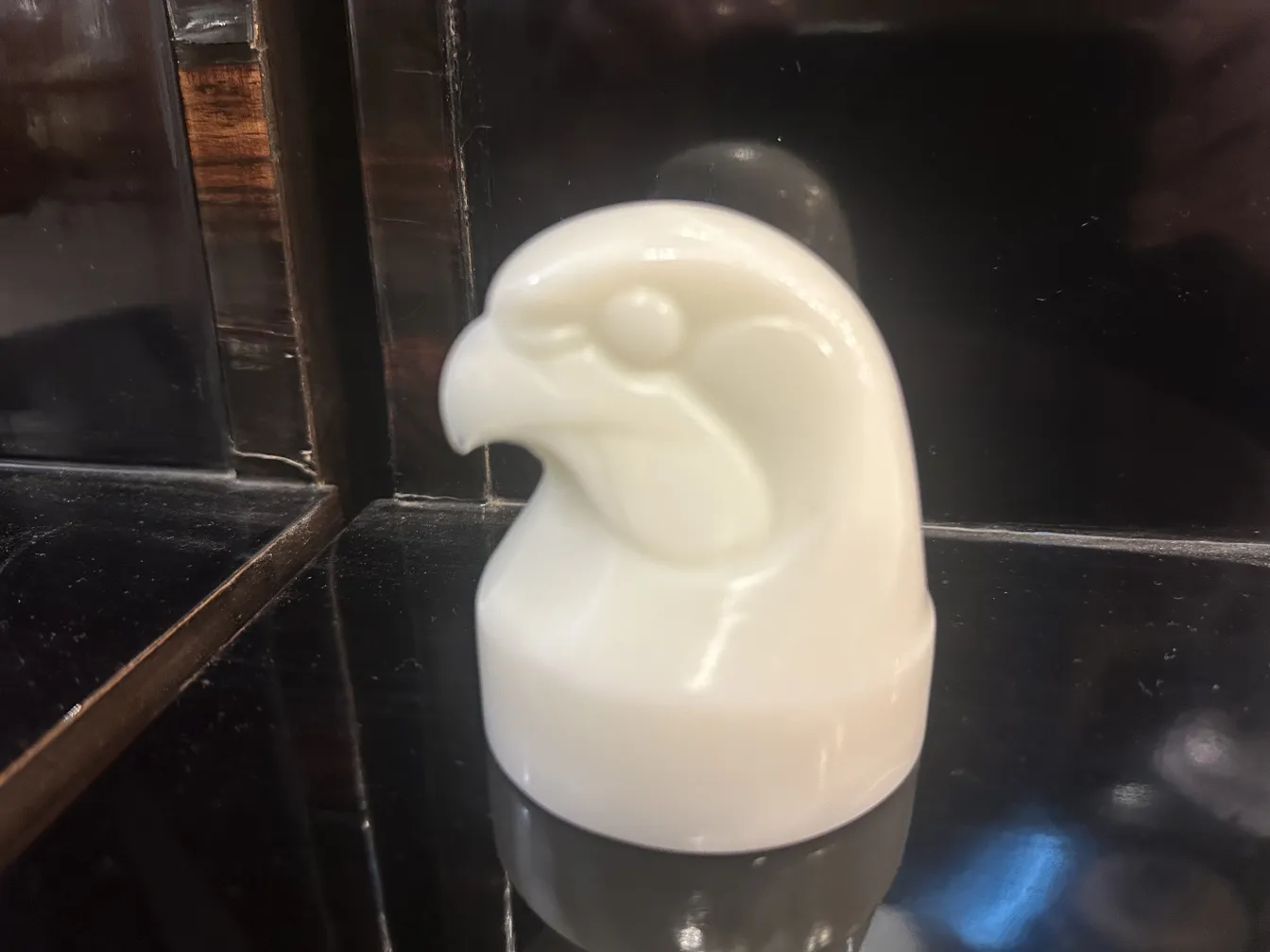 古老的鸟胸像，簽名玻璃，深色背景。