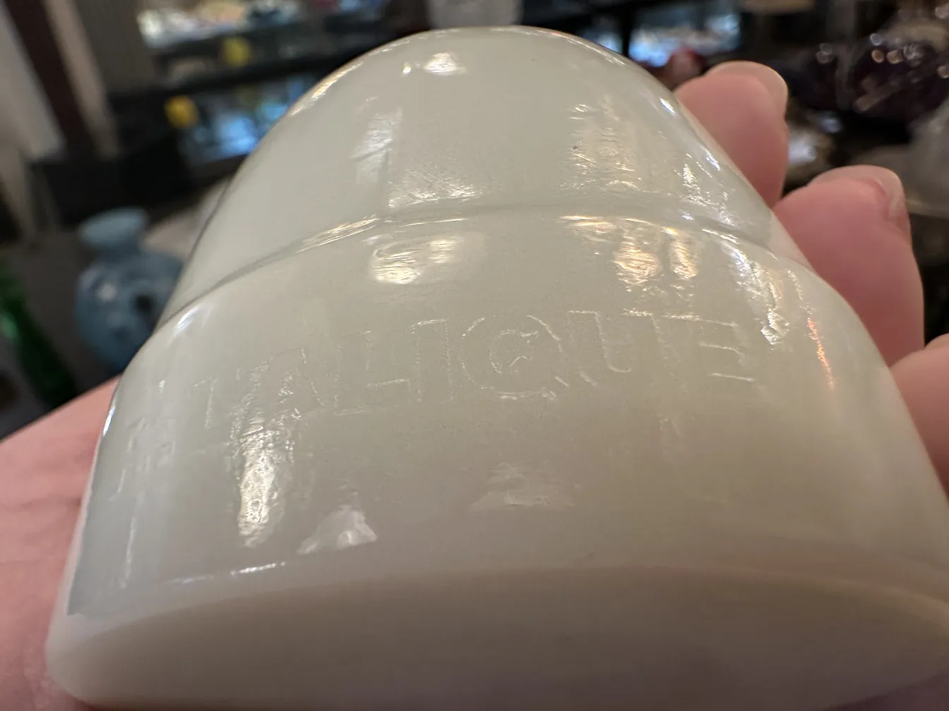 サイン入りグラスに視認可能な刻印、アンティークの背景