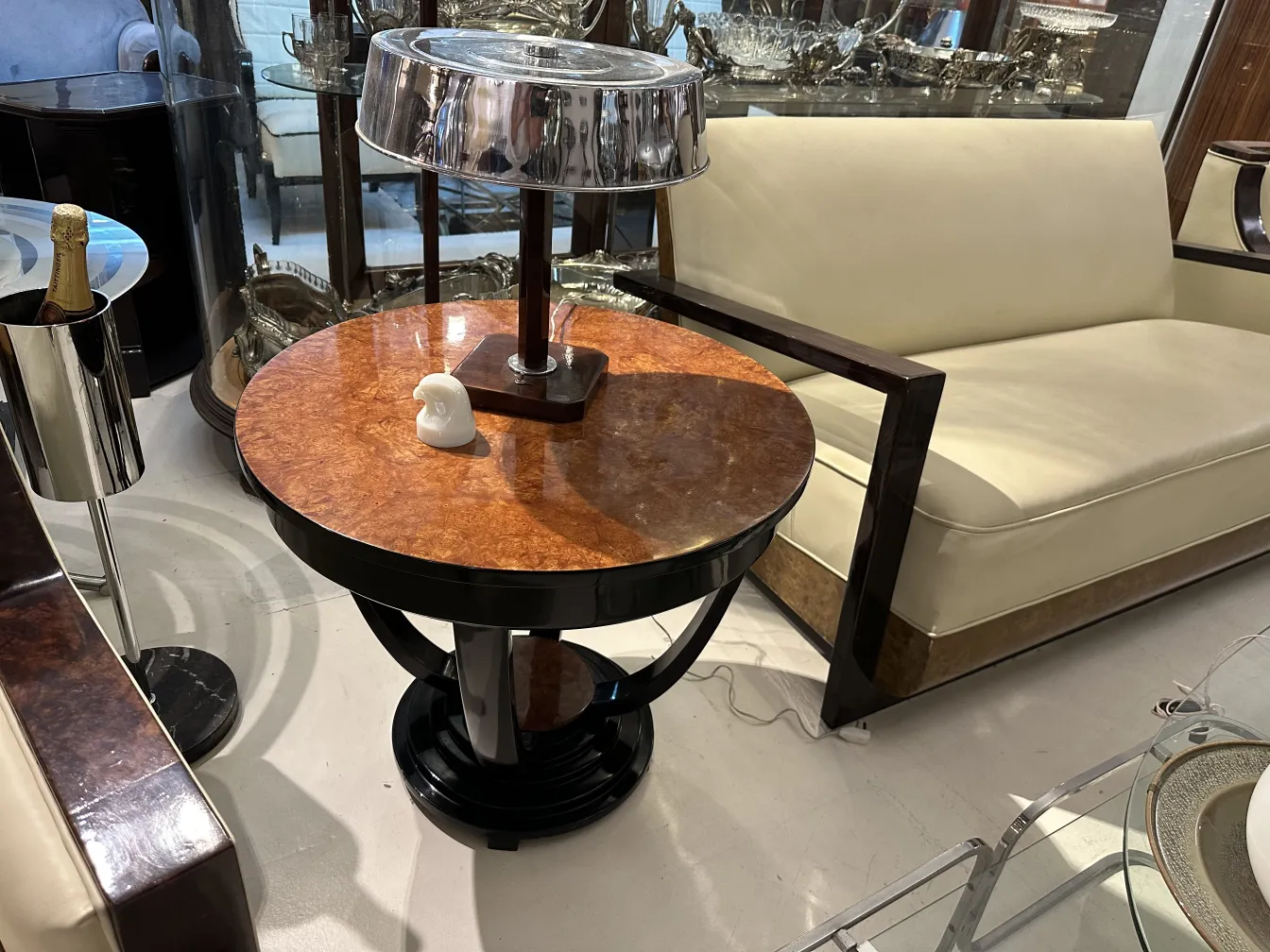 tisch mit antik signiertem glas und metalllampe