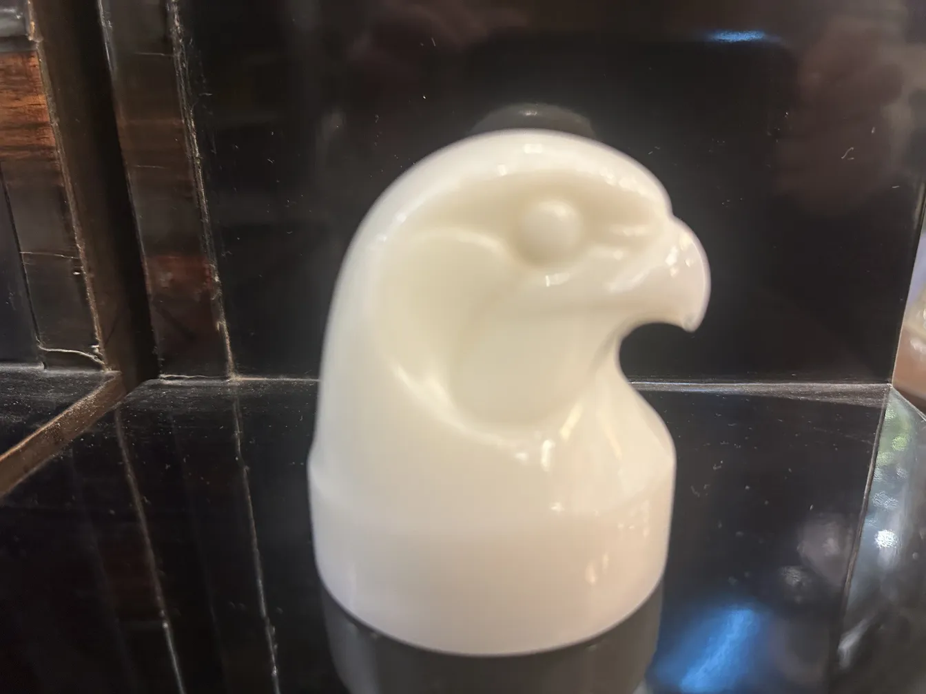 鸟形签名玻璃在古董环境中