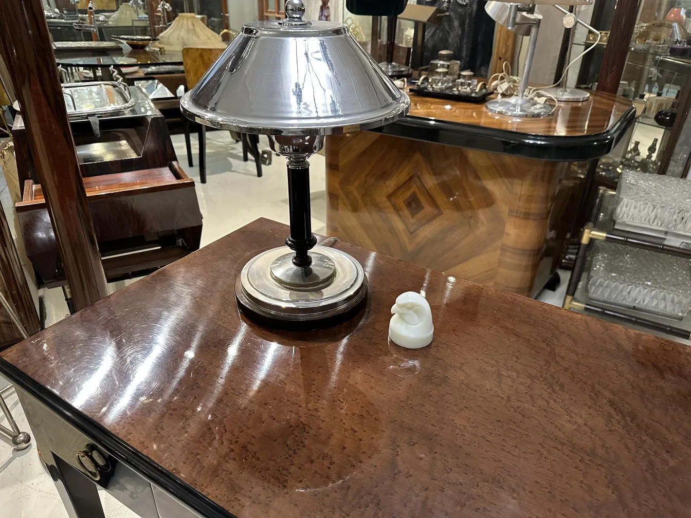 vidro assinado antigo com detalhes decorativos, fundo elegante