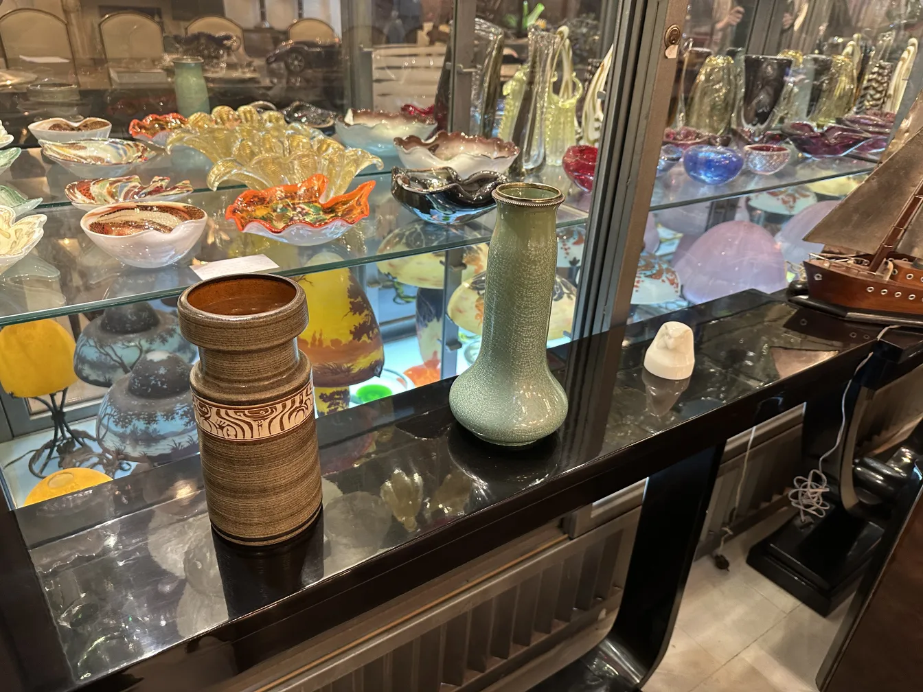 古董环境中的签名玻璃花瓶