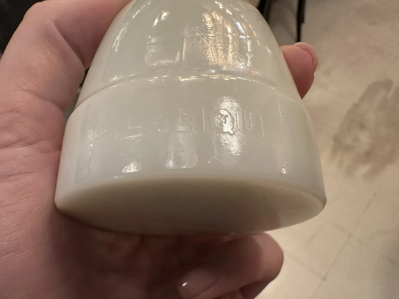 زجاج موقّع مع نقوش في القاعدة، مظهر قديم.