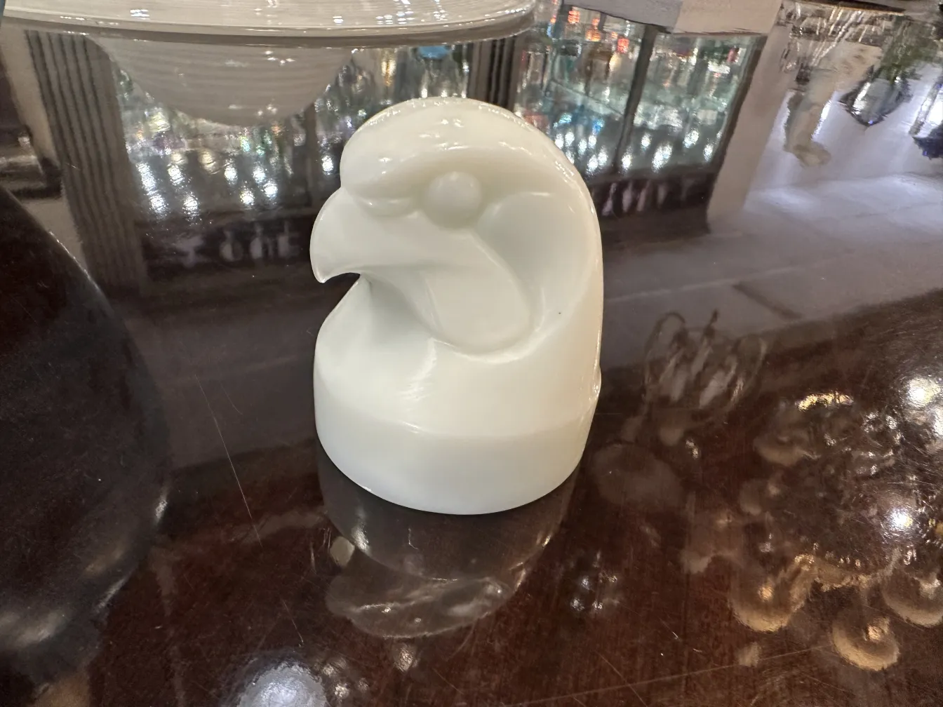 Antica scultura in vetro firmato che rappresenta un uccello, con sfondo lucido.