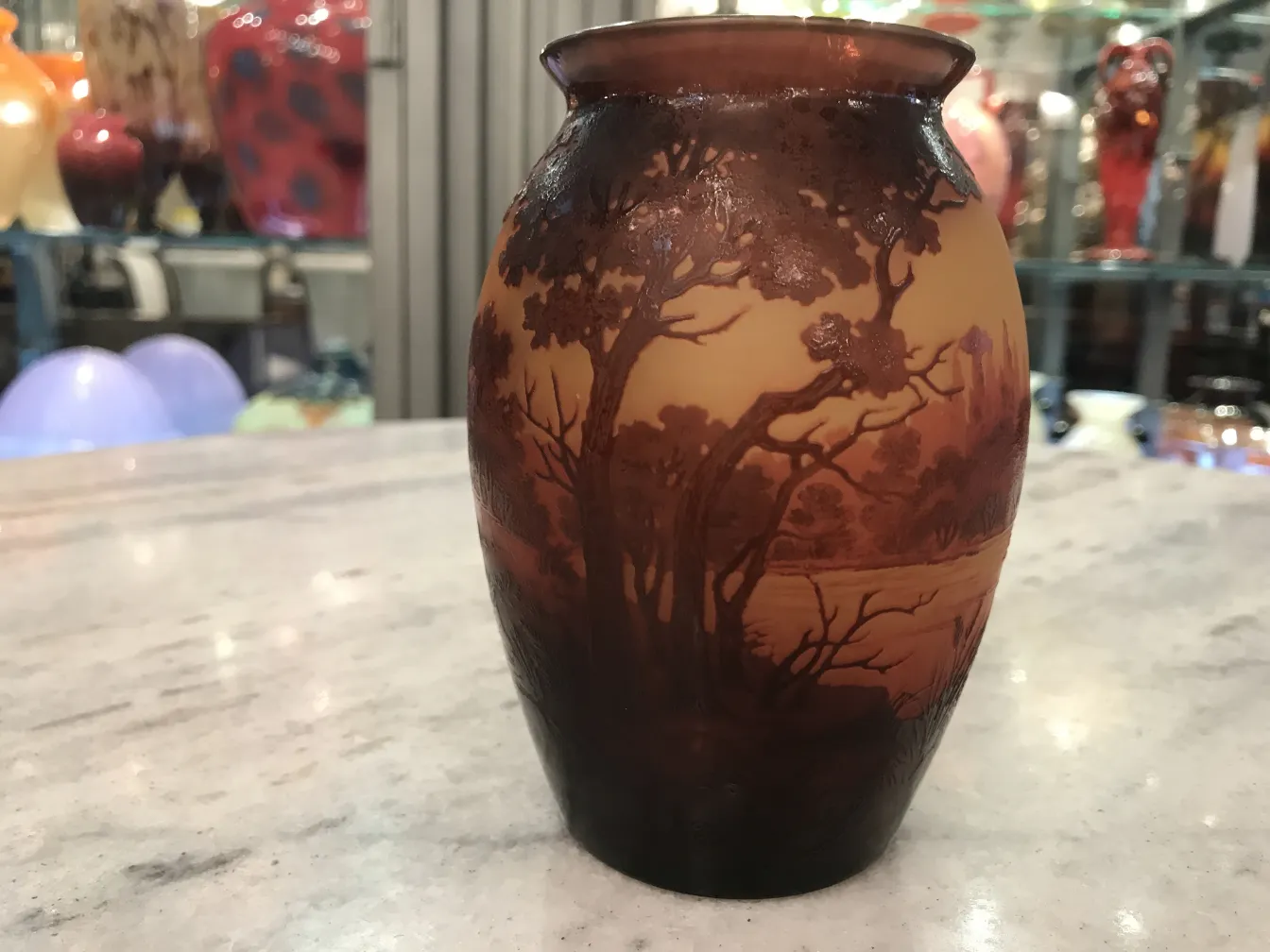 verre ancien signé d'argental avec un paysage détaillé
