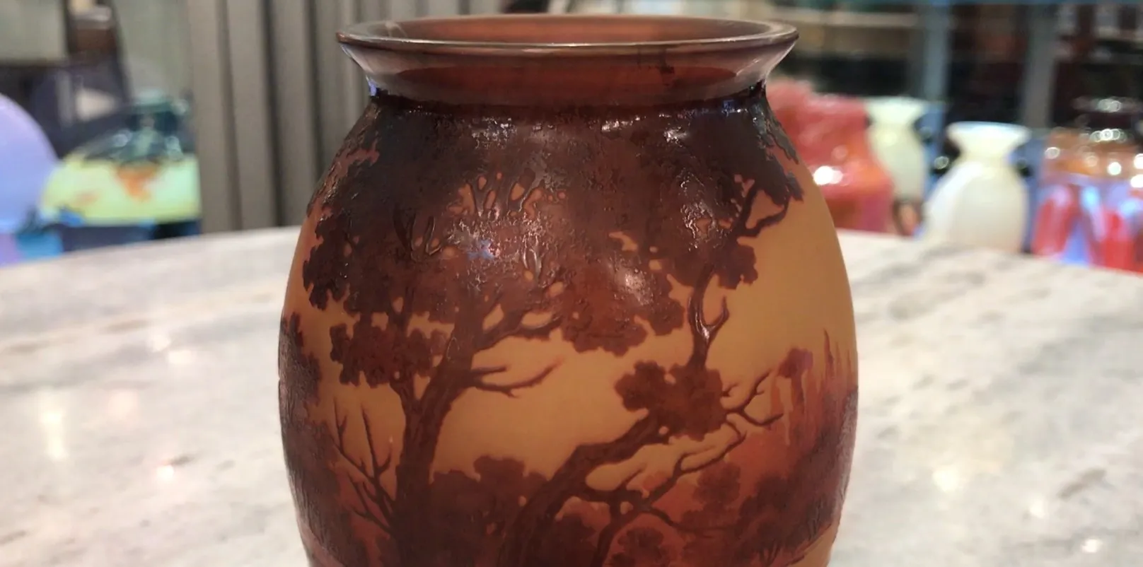 Verre signé D'Argental avec motif d'arbres