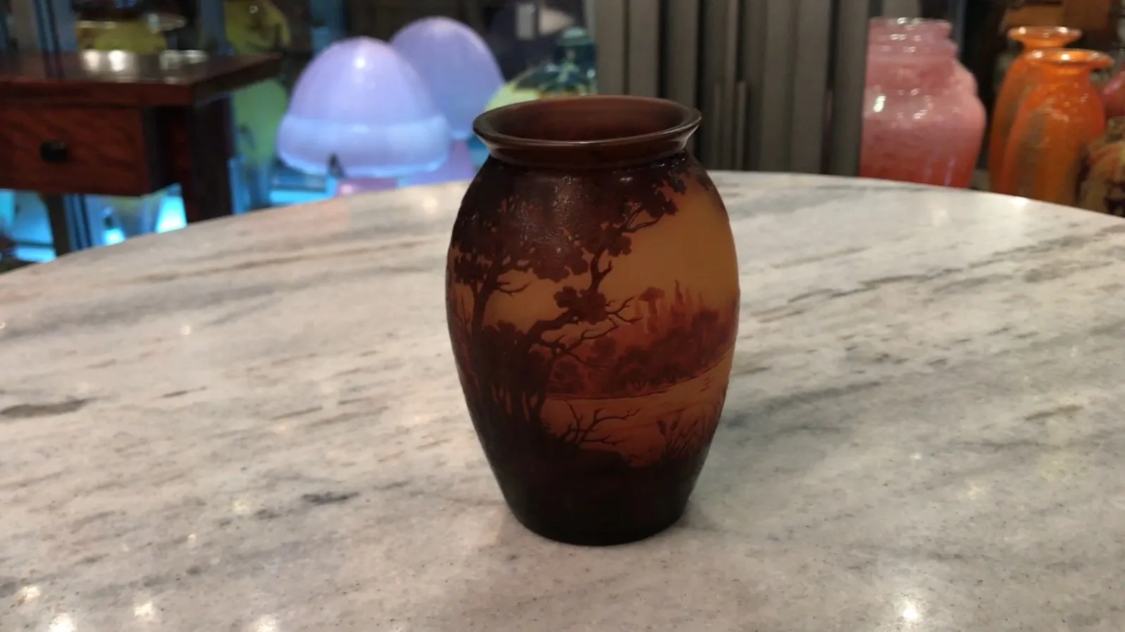 vase ancien en verre signé d'Argental avec paysage gravé