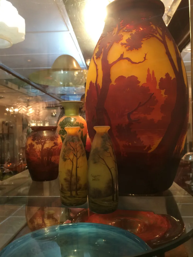 Verre signé D'Argental avec décoration paysagère dans des tons chauds