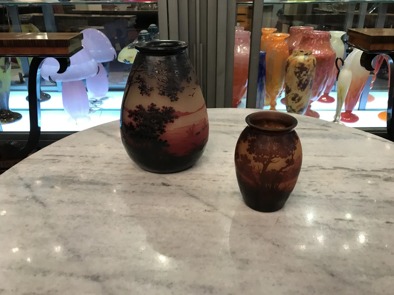 dois vasos de vidro antigos assinados d'argental com paisagens