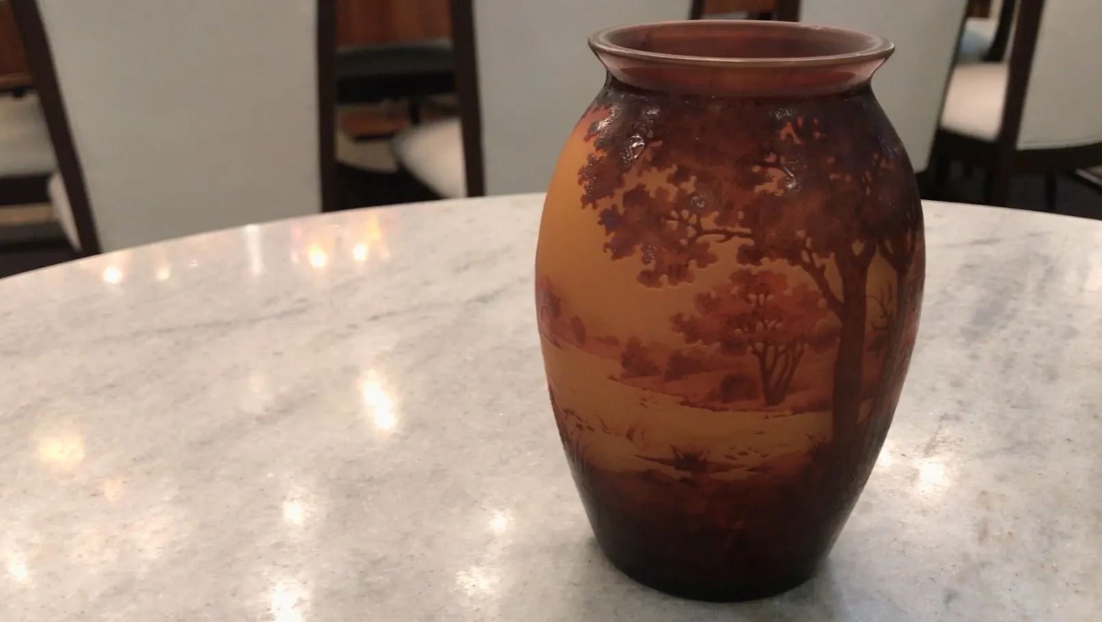 vidrio firmado d'argental con paisaje pintado y detalles