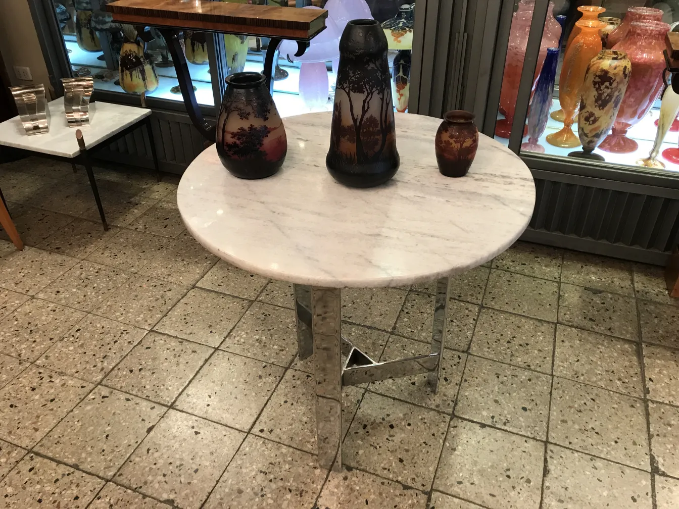 vidro assinado d'argental em mesa branca em loja de antiguidades