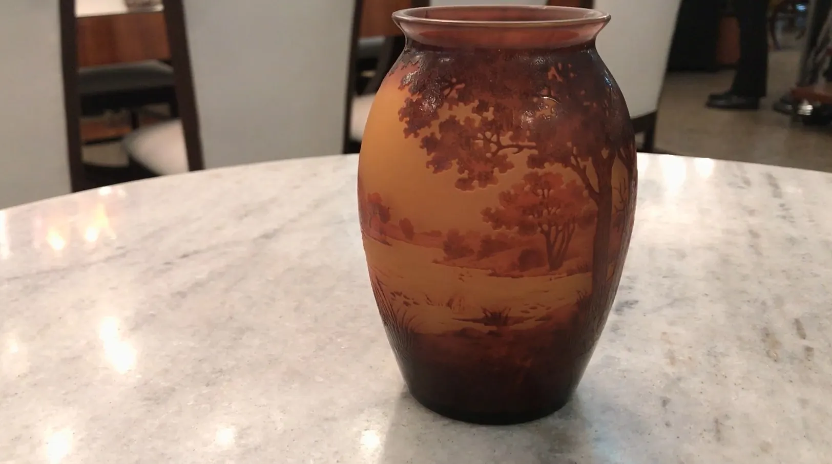 签名玻璃D'Argental带有古老景观，色调温暖。