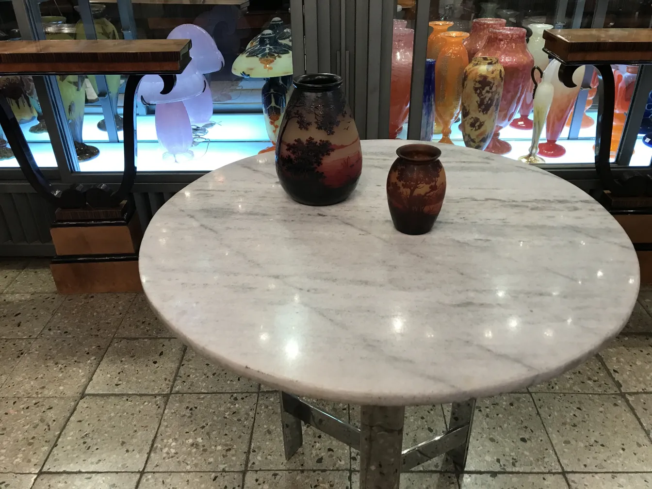 dois vasos decorativos em uma mesa de mármore