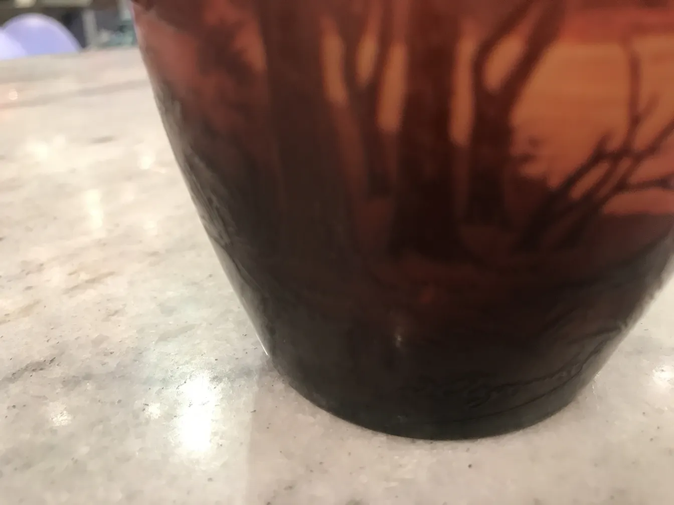 带有古典设计的D'Argental签名玻璃。