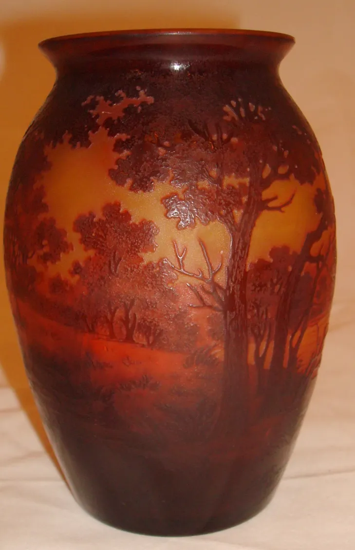 стекло с деталями пейзажа и деревьями в коричневых тонах