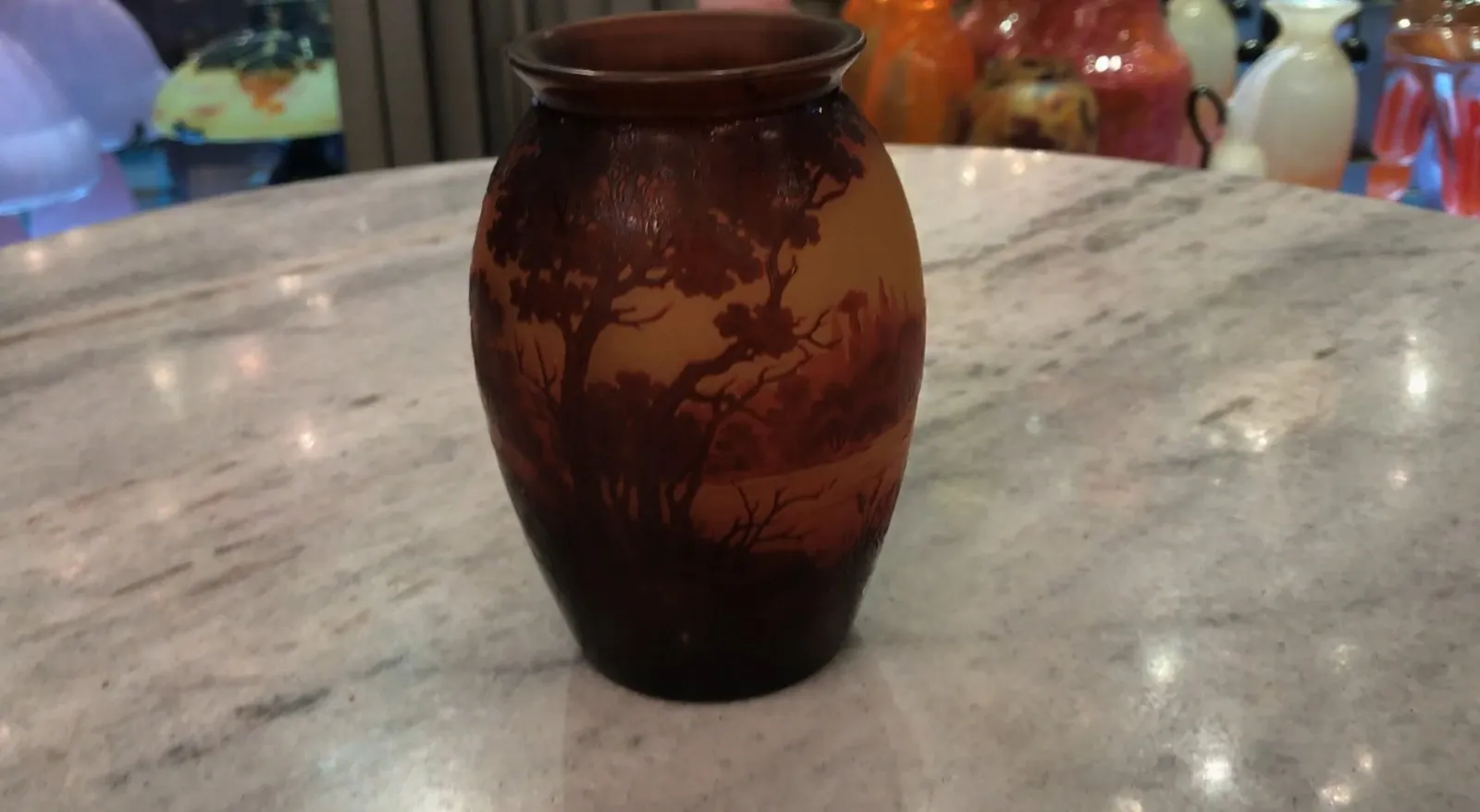 Signiertes Glas D'Argental mit natürlichen Landschaften in warmen Farbtönen.