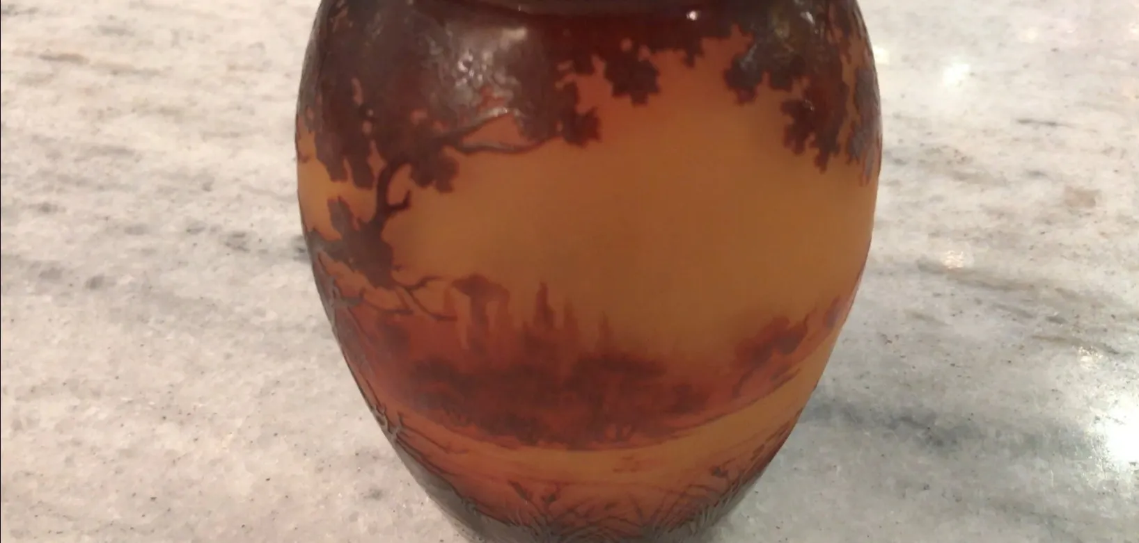 Verre antique signé D'Argental avec paysage gravé.