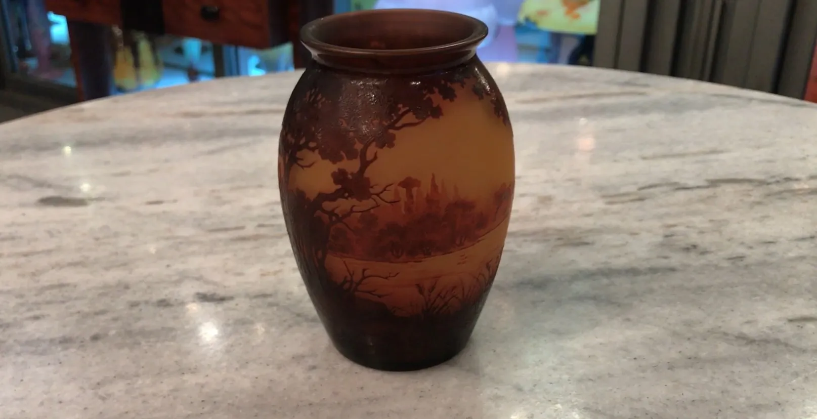 Vetro firmato D'Argental con paesaggio decorativo in toni caldi