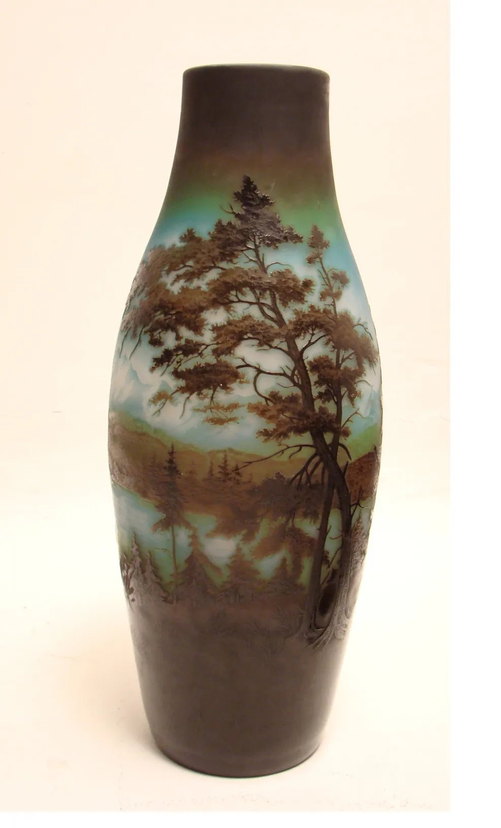 vase ancien en verre signé d'argental avec des arbres et de l'eau