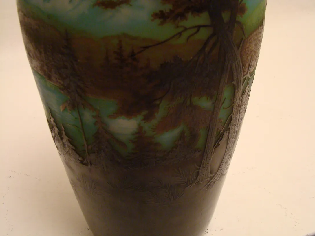 Verre antique signé D'Argental avec fond peint