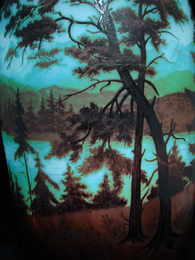 Verre signé D'Argental avec un paysage naturel et des arbres