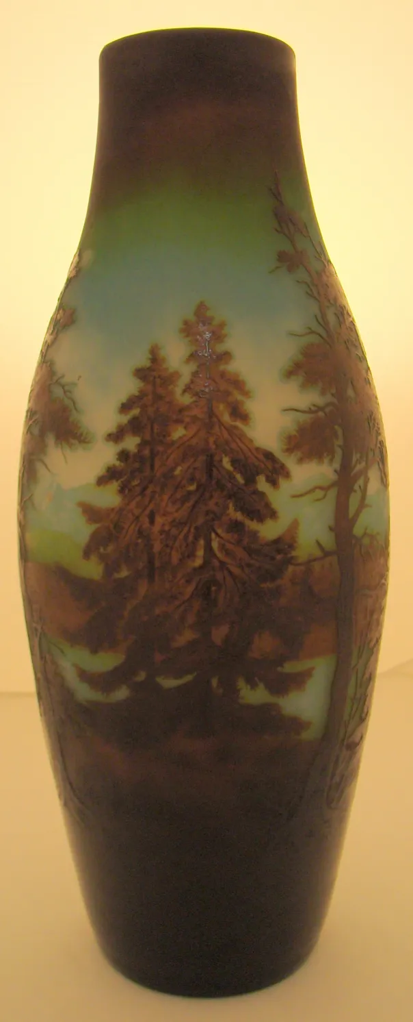 م vase زجاجي قديم مع مناظر طبيعية وأشجار محفورة.