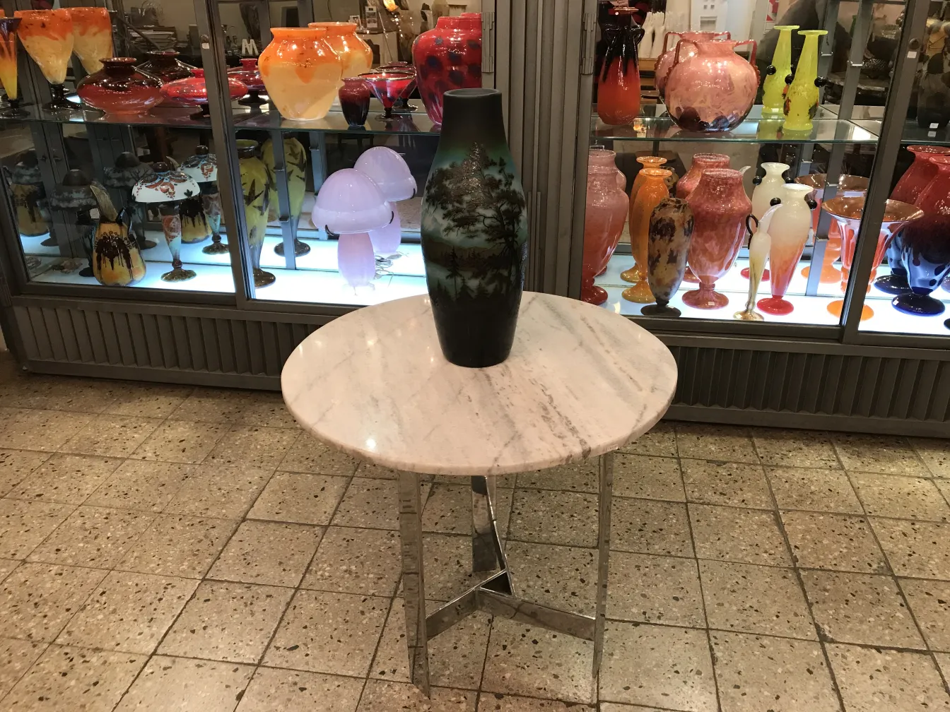 Vidro assinado D'Argental antigo em mesa de mármore