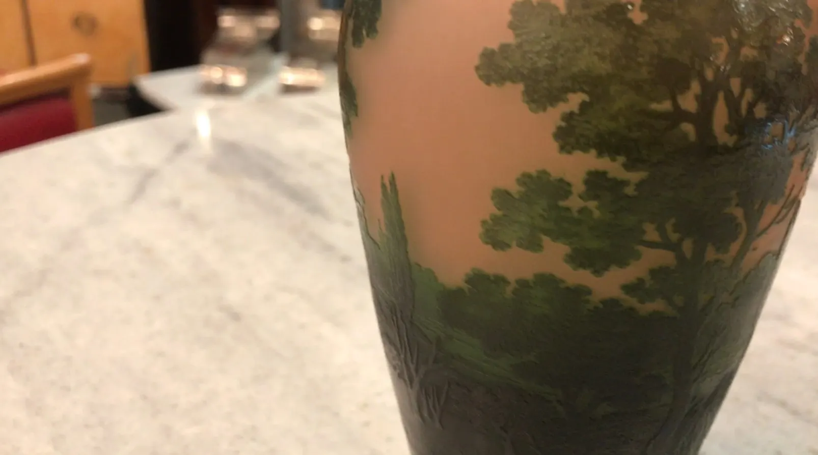 Vetro firmato D'Argental con paesaggio verde, antiquità