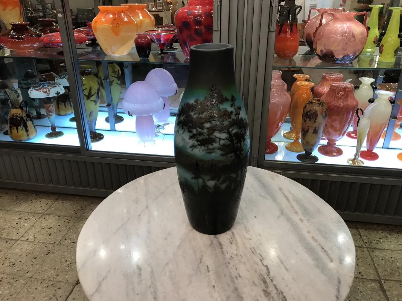 Vase ancien signé D'argental avec décoration paysagère dans un cadre d'antiquité.