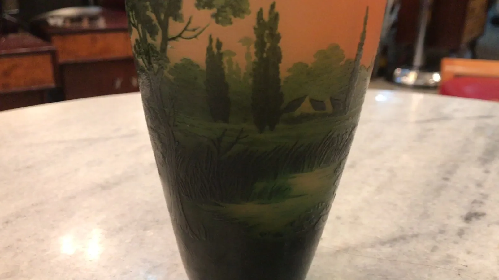 签名玻璃D'Argental描绘美丽的乡村场景。